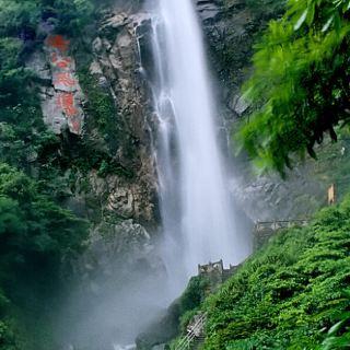 郭晶晶42岁素颜亮相渣打马拉松,与丈夫手牵手展现恩爱